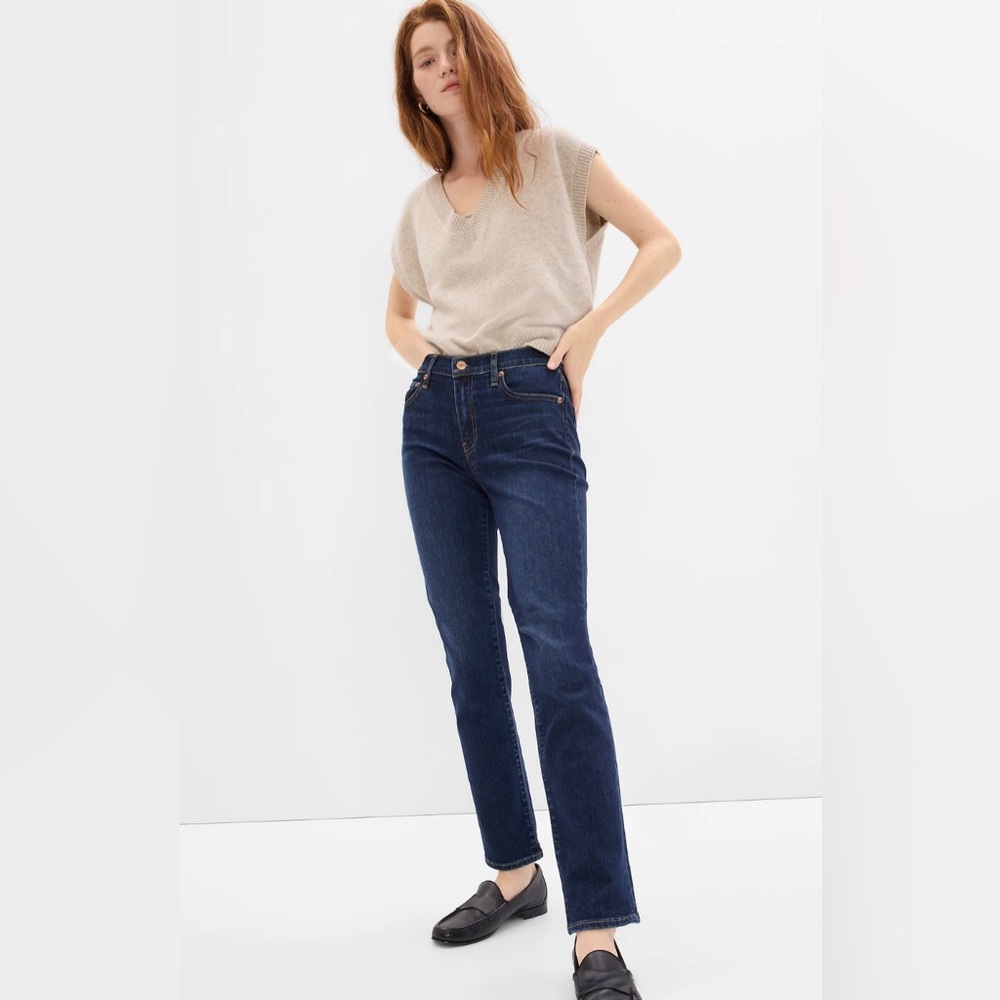 GAP Real Straight Mid-rise dark wash jeans. Size 28L.